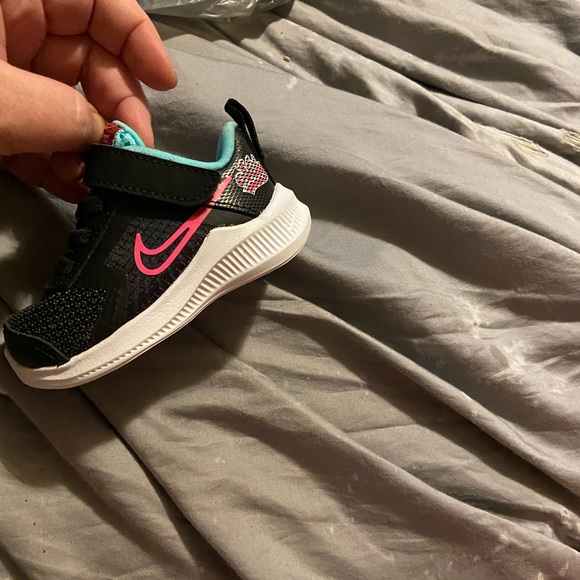 New lil girl 3c Nike shoes - Picture 5 of 6